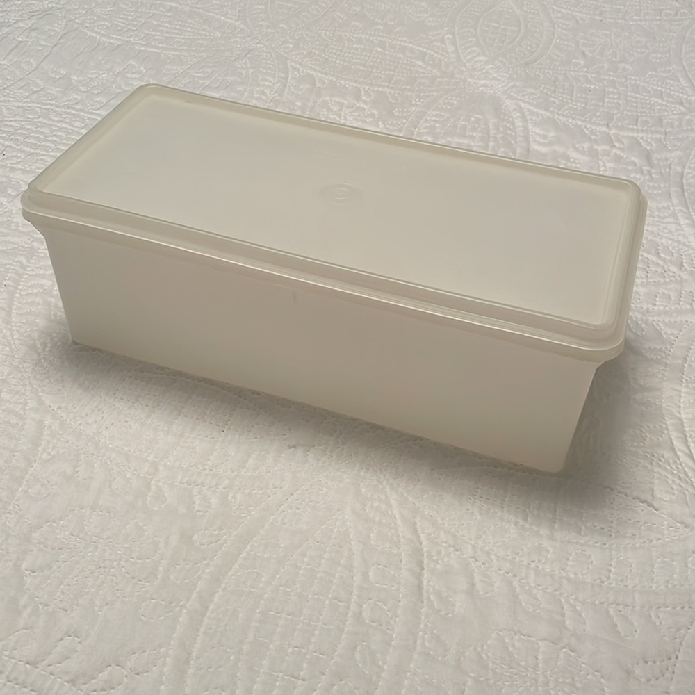 Tupperware Rectangular Large Food Storage or Bread Keeper Container - Picture 10 of 10